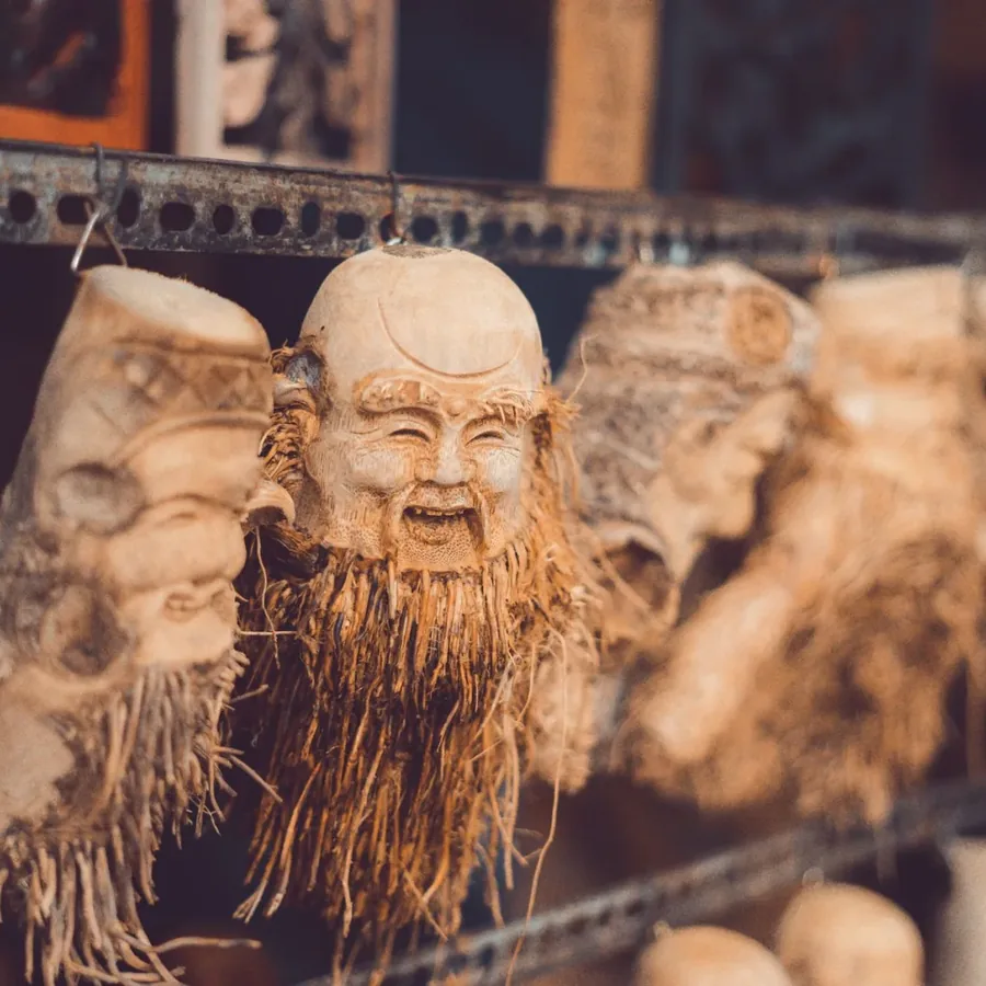 Thợ và nhân viên tại xưởng